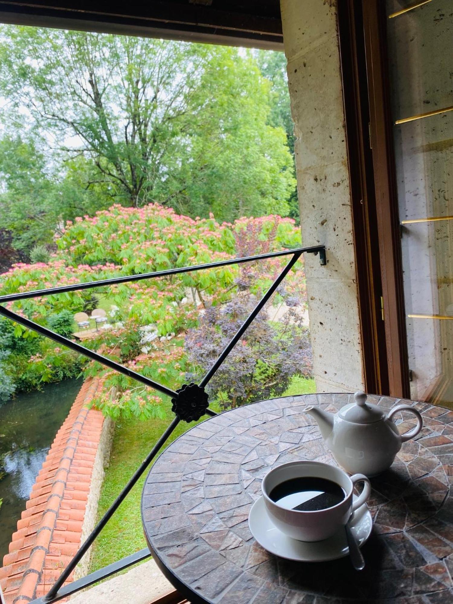 Moulin Du Fontcourt Bed & Breakfast Chasseneuil-sur-Bonnieure Bagian luar foto