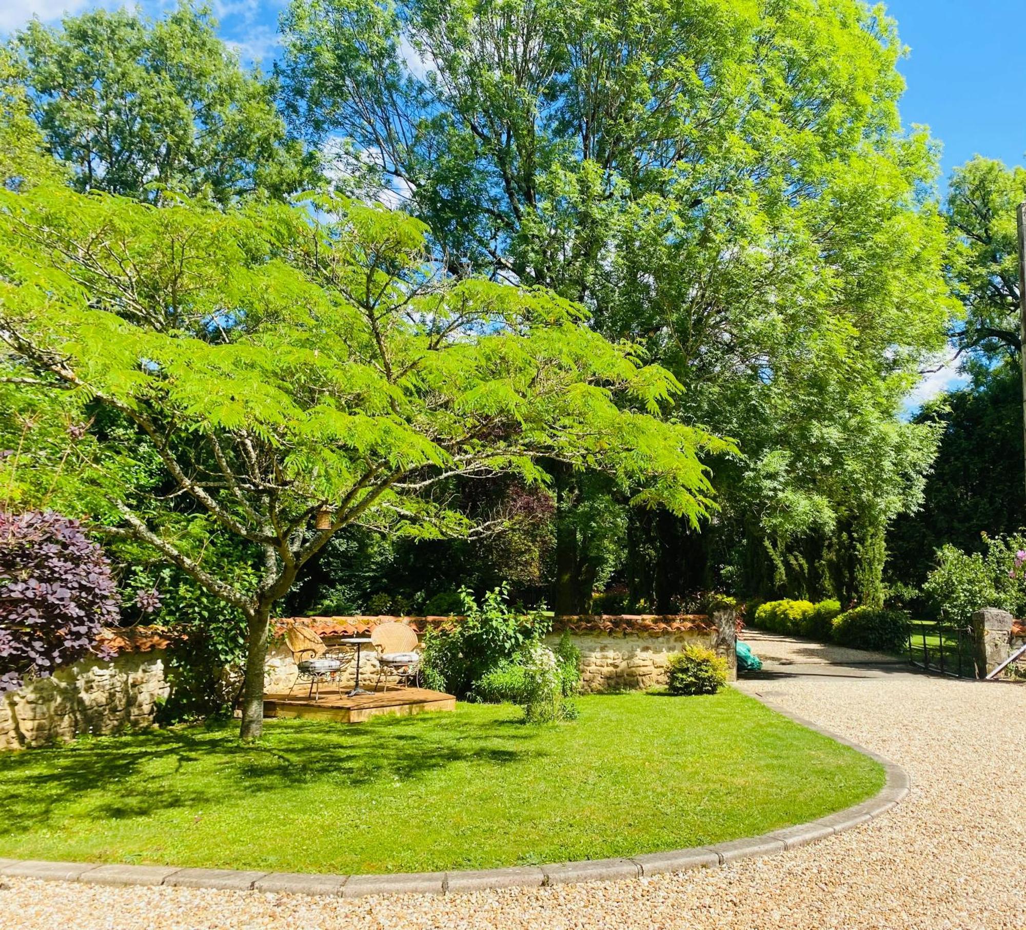 Moulin Du Fontcourt Bed & Breakfast Chasseneuil-sur-Bonnieure Bagian luar foto