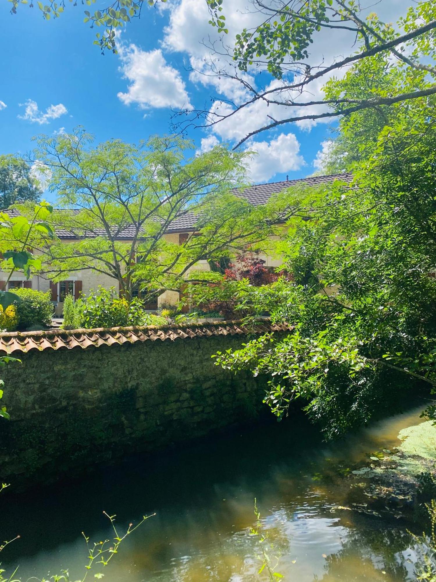 Moulin Du Fontcourt Bed & Breakfast Chasseneuil-sur-Bonnieure Bagian luar foto