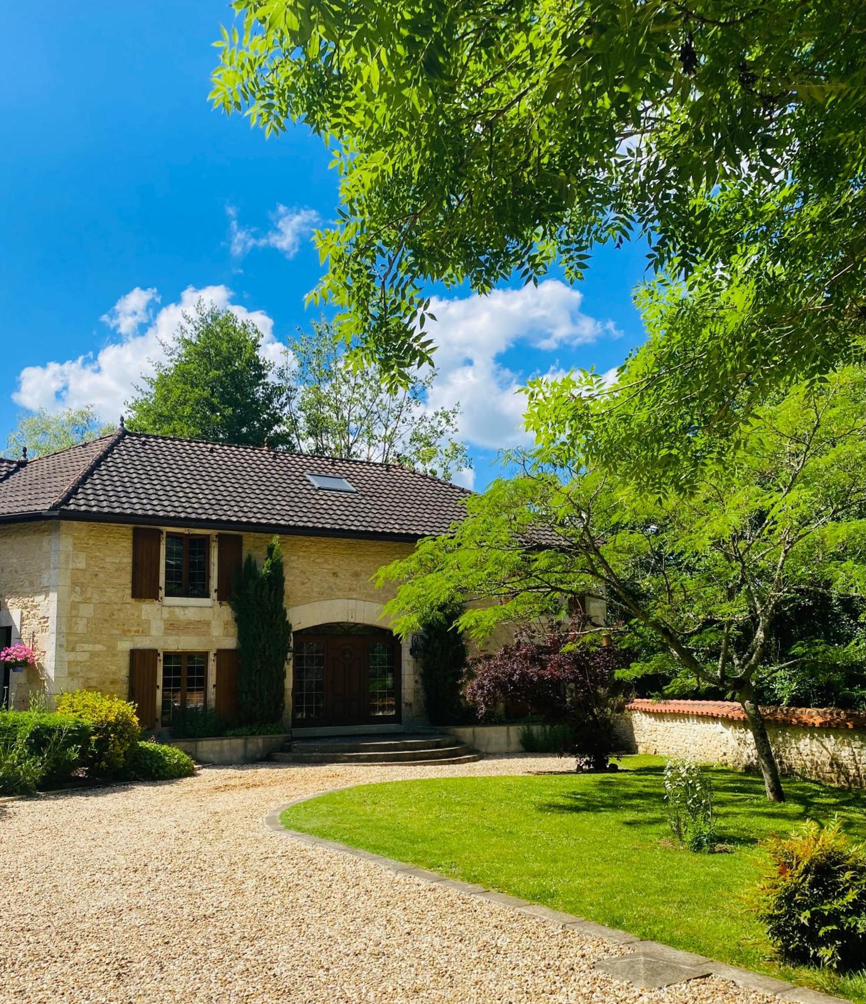 Moulin Du Fontcourt Bed & Breakfast Chasseneuil-sur-Bonnieure Bagian luar foto