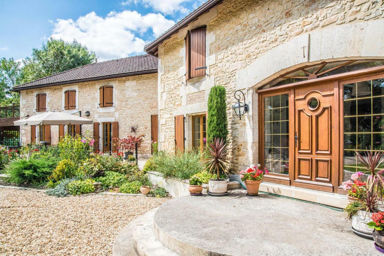 Moulin Du Fontcourt Bed & Breakfast Chasseneuil-sur-Bonnieure Bagian luar foto